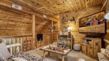 Een flatscreentelevisie, een open haard en een stereo