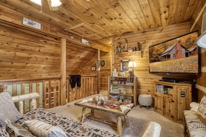 Flat-screen TV, fireplace, stereo
