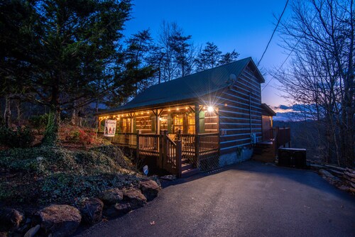 Mountain View Cabin Rental-Hot Tub- Game Table-Outdoor tv and Fireplace Seasonal Pool Access