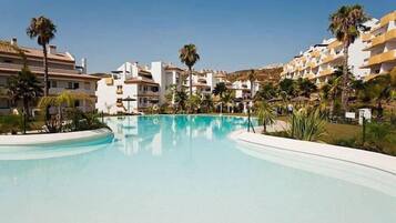 Outdoor pool, lifeguards on site