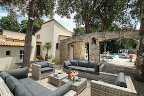 Terrace/patio - Finca Encinas with upscale furnishings, pool, WIFI, air conditioning, smart TV, Wifi (Pollenca)