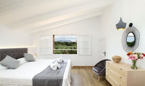 4 slaapkamers, een strijkplank/strijkijzer, reisbedje, gratis wifi