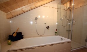 Badewanne, Haartrockner, Handtücher