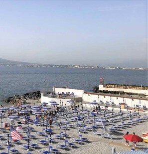 Playa en los alrededores y camastros 