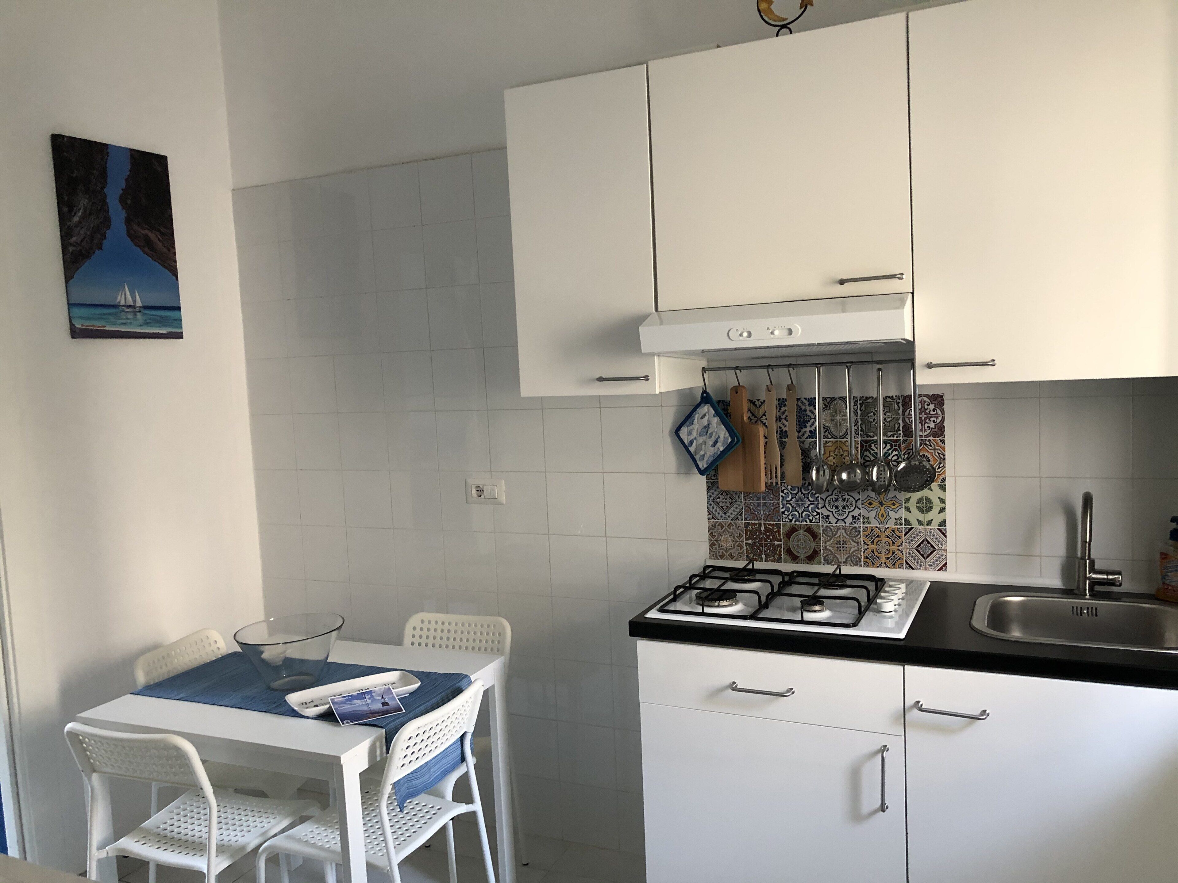 Kühlschrank, Mikrowelle, Herdplatte, Wasserkocher mit Kaffee-/Teezubehör