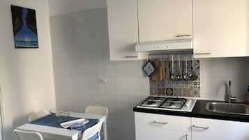 Kühlschrank, Mikrowelle, Herdplatte, Wasserkocher mit Kaffee-/Teezubehör