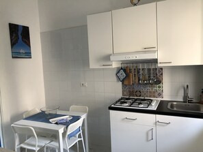 Réfrigérateur, micro-ondes, plaque de cuisson, cafetière/bouilloire