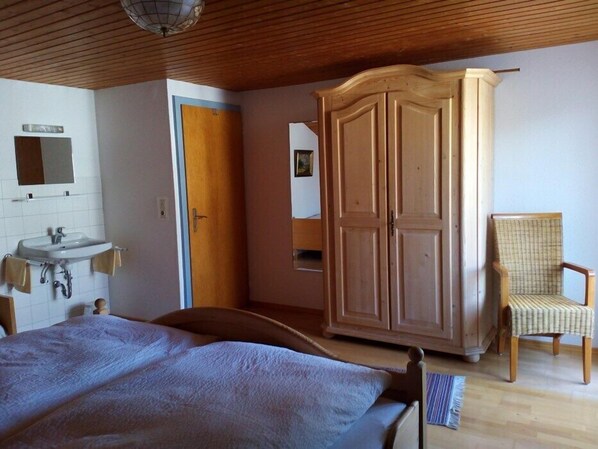 1 habitación, acceso a internet y ropa de cama 