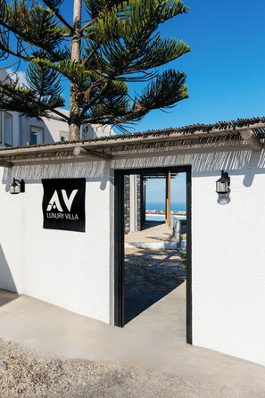 Ein weißes Gebäude mit einem Schild, auf dem „Luxury Villa“ steht.