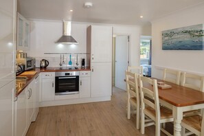 Casa de campo | Cocina privada | Frigorífico, microondas, horno y placa de cocina