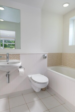 Chaumière | Salle de bain | Ensemble baignoire-douche, serviettes fournies, savon