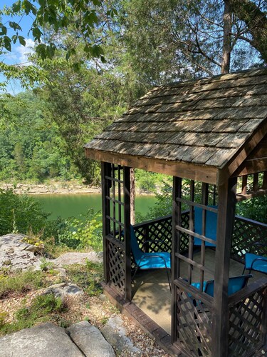 Blackbeard’s Lakefront Bungalow - convenient location with year-round lake views