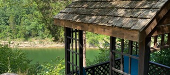 Blackbeard’s Lakefront Bungalow - convenient location with year-round lake views