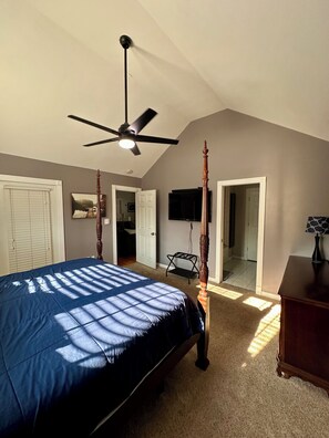 3 quartos, escrivaninha, ferros/tábuas de passar roupa