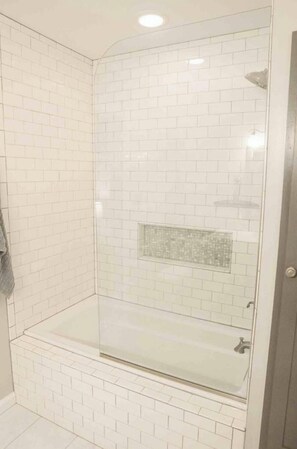 Bañera, secador de pelo, toallas y jabón