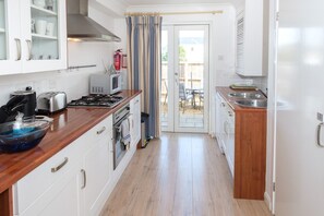 Cottage, 2 slaapkamers | Privékeuken | Een koelkast, een magnetron, een oven, een kookplaat
