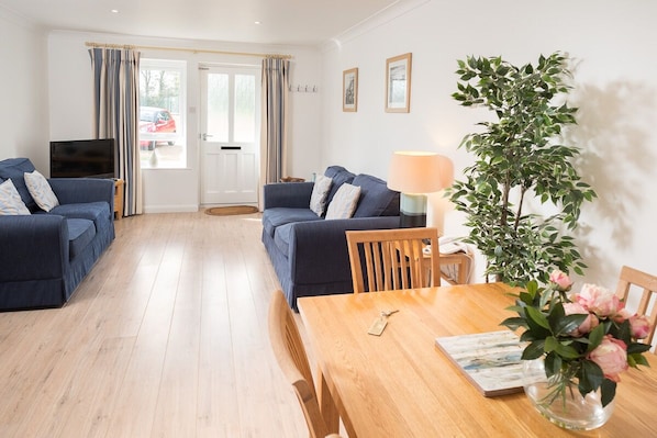 Cottage, 2 Bedrooms | Living room | Flat-screen TV