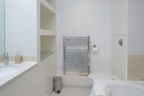 コテージ 2 ベッドルーム | バスルーム | シャワー、レインフォールシャワー、タオル