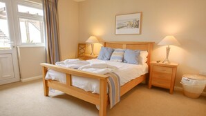 2 bedrooms, blackout curtains, cots/infant beds, free WiFi - Munday 4 Berth (Yarmouth)