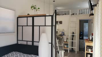 1 habitación, escritorio, tabla de planchar con plancha y wifi