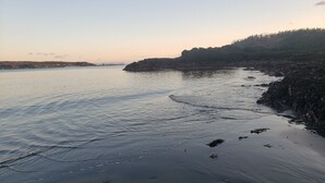 På stranden, solsenger og strandhåndklær