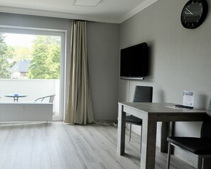 Perusstudio, 2 yhden hengen sänkyä | Oleskelualue | Taulutelevisio