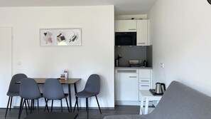 Suite Basic, 1 camera da letto | Cucina privata | Frigorifero con congelatore, microonde, piano cottura