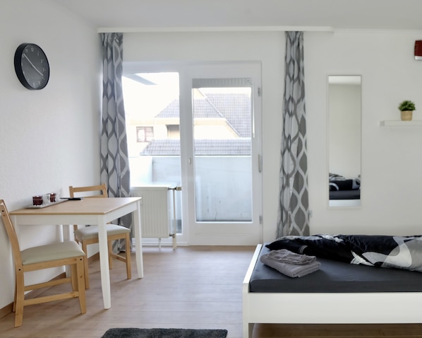 Studio, 2 lits une place | Cuisine privée | Grand réfrigérateur, micro-ondes, plaque de cuisson, grille-pain