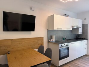 Appartement Standard, 3 chambres | Cuisine privée | Grand réfrigérateur, micro-ondes, plaque de cuisson, grille-pain