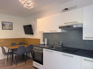 Appartement Standard, 3 chambres | Cuisine privée | Grand réfrigérateur, micro-ondes, plaque de cuisson, grille-pain