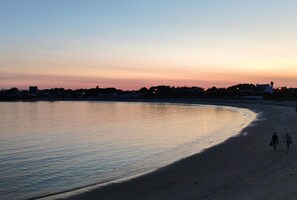 Una spiaggia nelle vicinanze