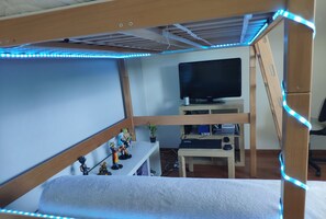 4 bedrooms, iron/ironing board, WiFi, bed sheets