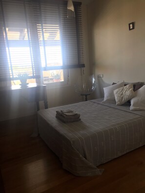 5 slaapkamers, een strijkplank/strijkijzer, wifi, beddengoed