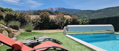 Una piscina al aire libre, una piscina climatizada