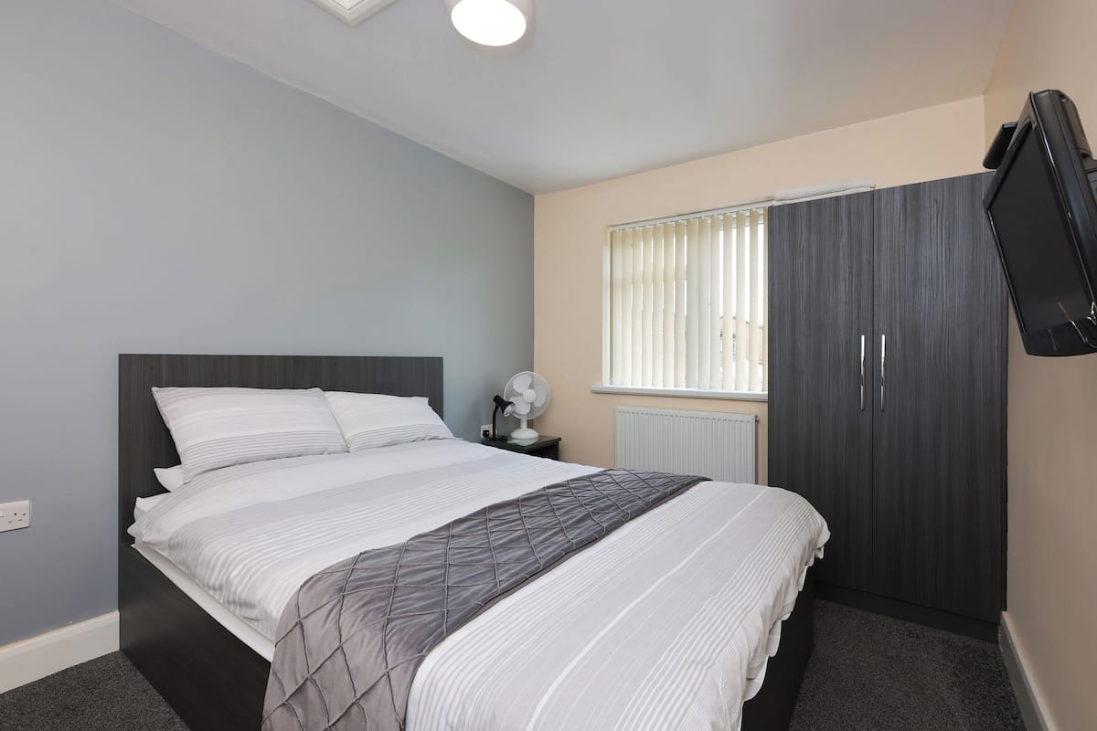Standard Double Room, 1 Double Bed, Shared Bathroom | Desk, free WiFi, bed sheets