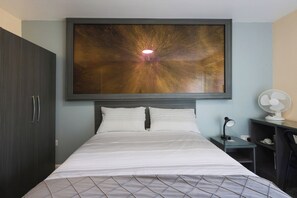 Desk, free WiFi, bed sheets - OYO Honeycroft Lodge, Uxbridge (Uxbridge)