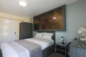 Escritorio, wifi gratis y ropa de cama 