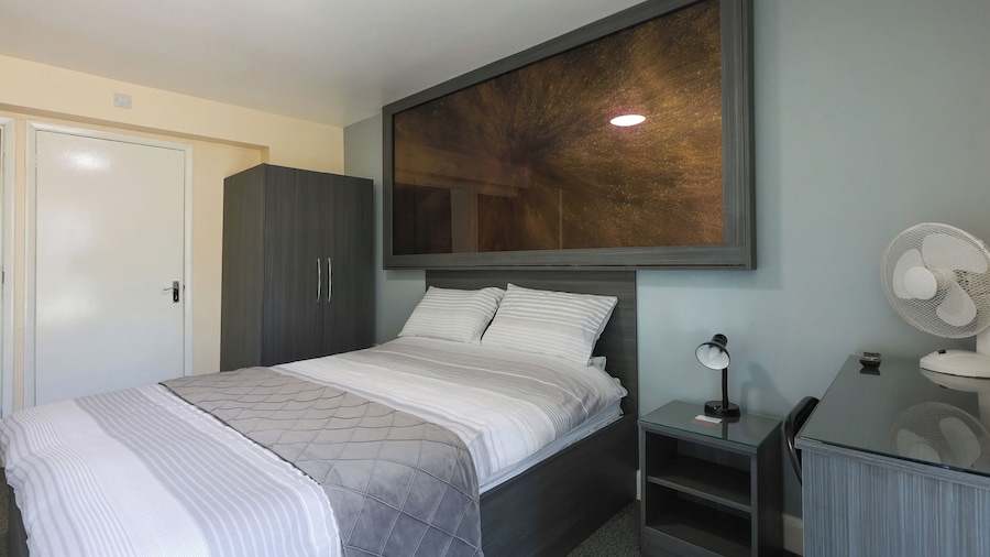 OYO Honeycroft Lodge, Uxbridge