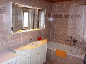 Bañera, secador de pelo, toallas