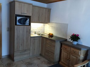 Kühlschrank, Mikrowelle, Herdplatte, Geschirrspüler