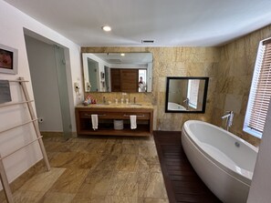 Chuveiro, toalhas de banho, sabonete, shampoo