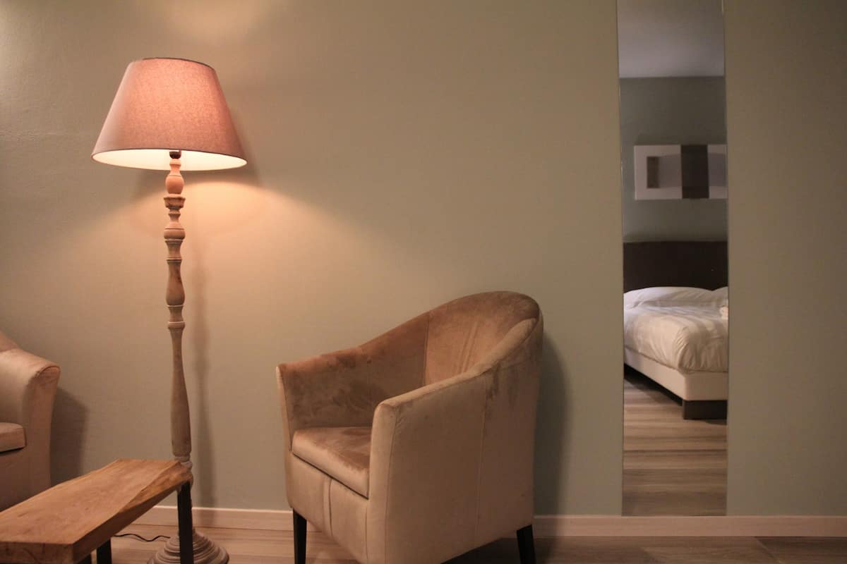 Rom (Elegance 23) | Oppholdsrom | En 32-tommers Flatskjerm-TV med kabel-kanaler samt TV