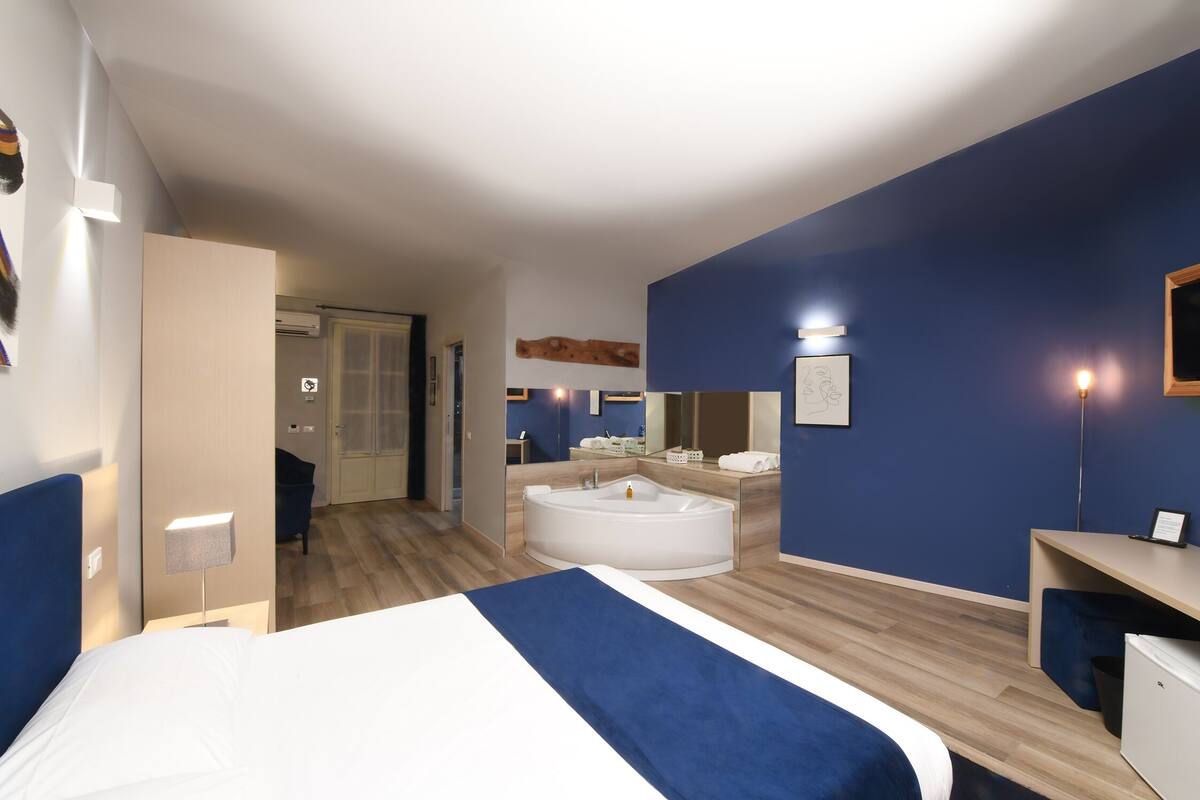 Suite (Elegance 22) | Dundyner, skrivebord, skrivebord for bærbar PC og lydisolert