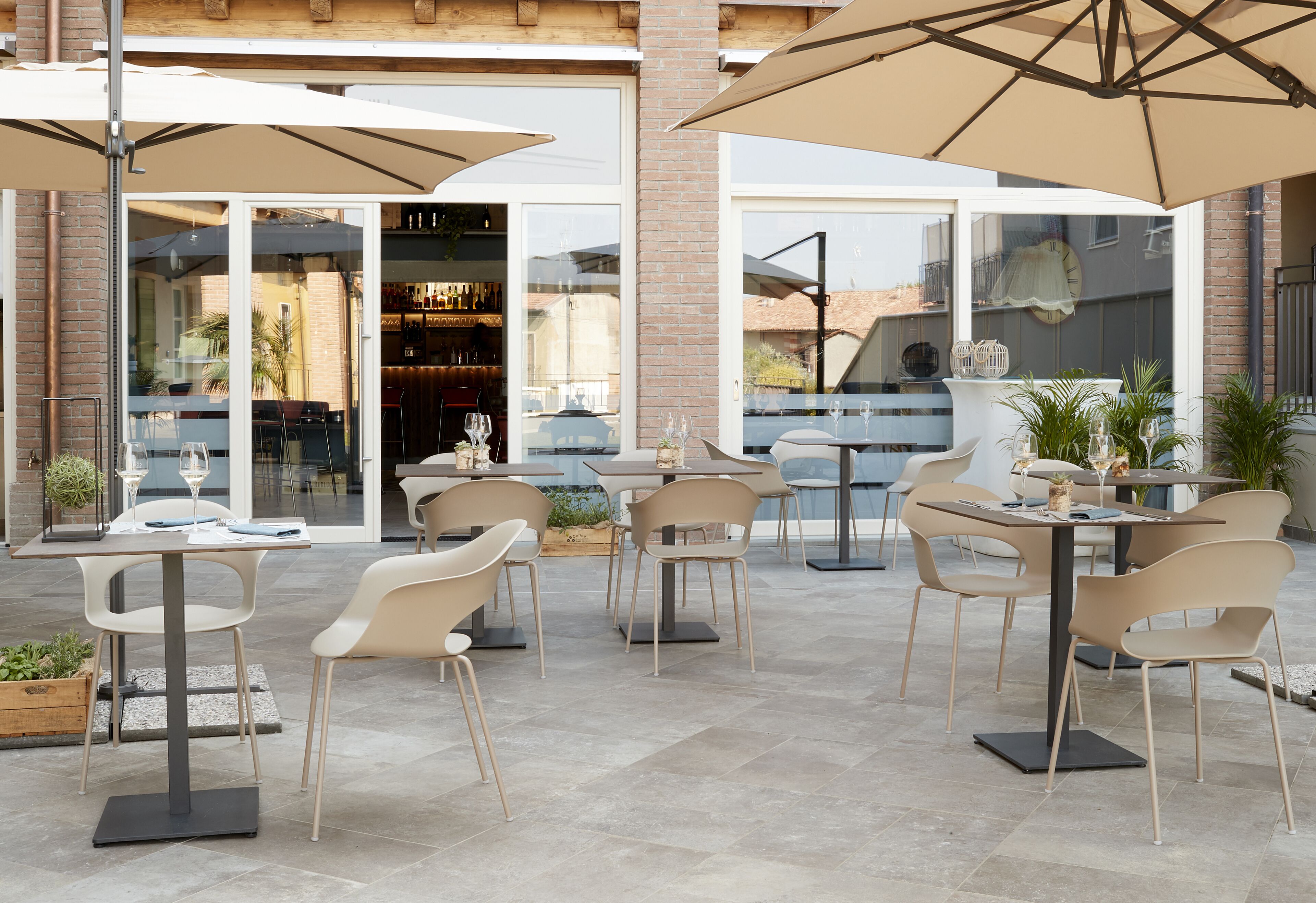 บริการอาหารเช้า อาหารกลางวัน และอาหารเย็น