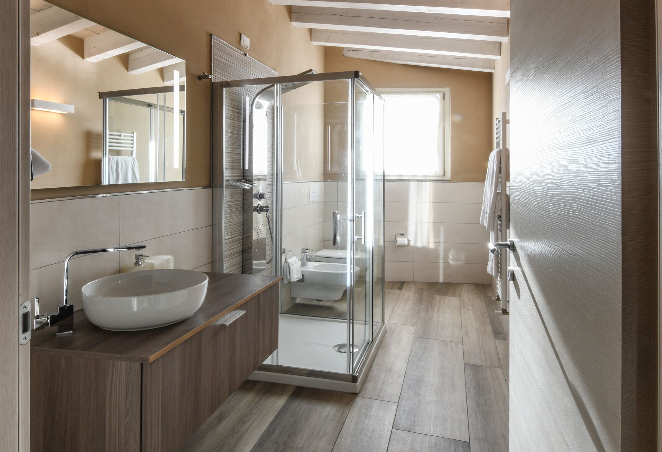 Departamento (5 Adults Apt 27) | Baño | Regadera, regadera tipo lluvia, amenidades de baño gratuitas 