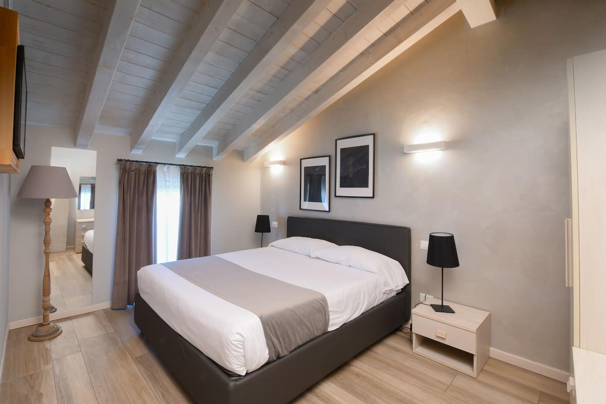 Appartement (3 Adults Apt 29) | 2 chambres, couette en duvet, décor unique, ameublement unique