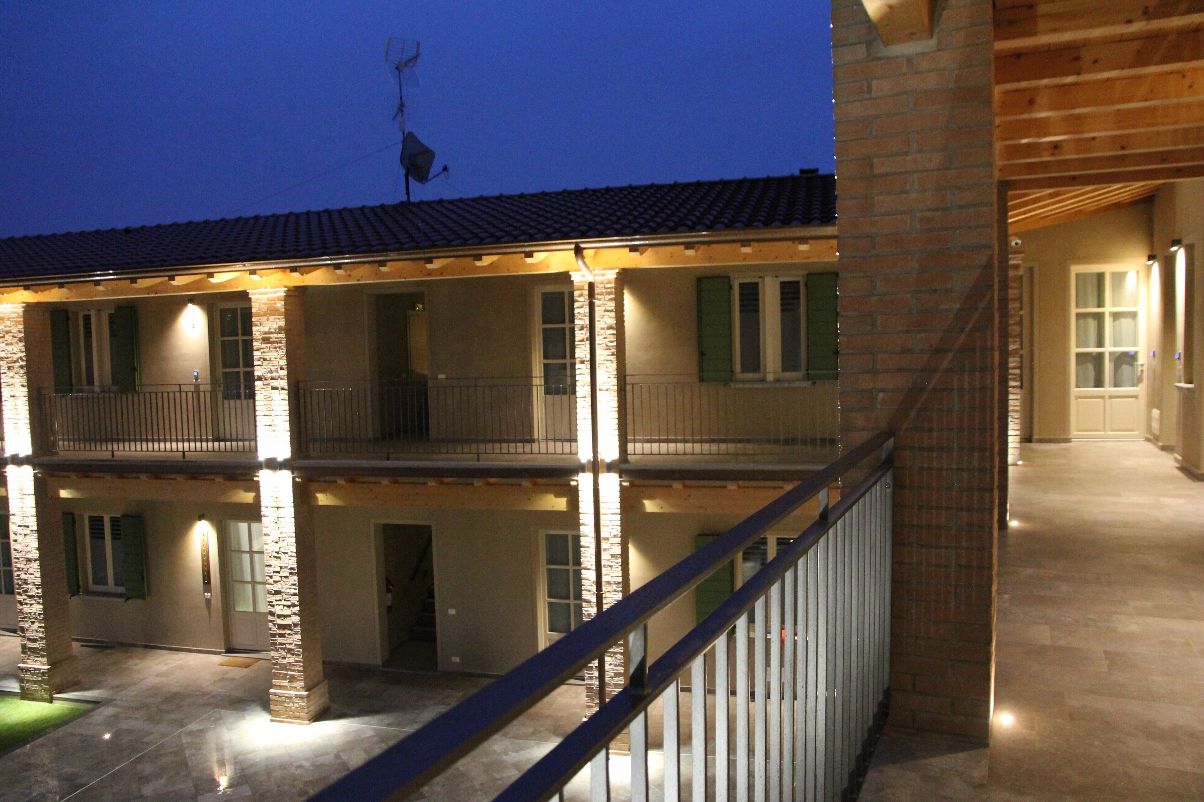 Fassade der Unterkunft – Abend/Nacht