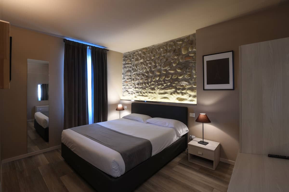 Appartement (4 Adults Apt 25) | 2 chambres, couette en duvet, décor unique, ameublement unique