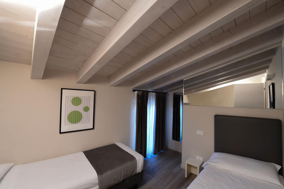 Appartement (6 Adults Apt 28) | 2 chambres, couette en duvet, décor unique, ameublement unique