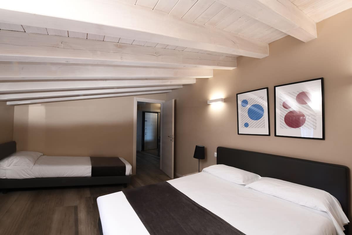 Appartement (5 Adults Apt 27) | 2 chambres, couette en duvet, décor unique, ameublement unique